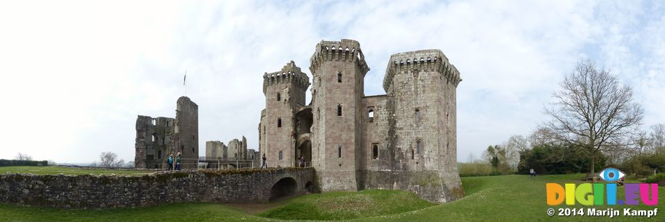 FZ004322-30 Machteld, Hans and Jenni at Raglan Castle entrance